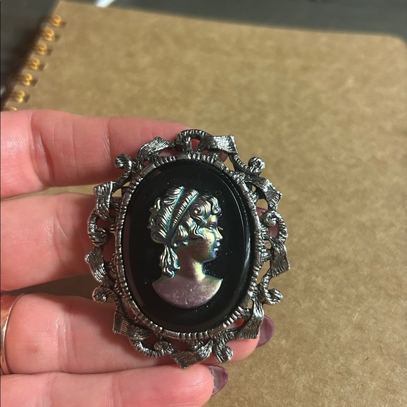 Elegant Irridescent and Black Cameo Brooch - Picture 3 of 3